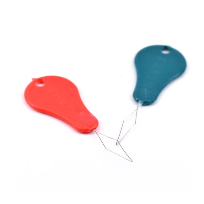Needle Threader - 4.7cm Plastic (2)