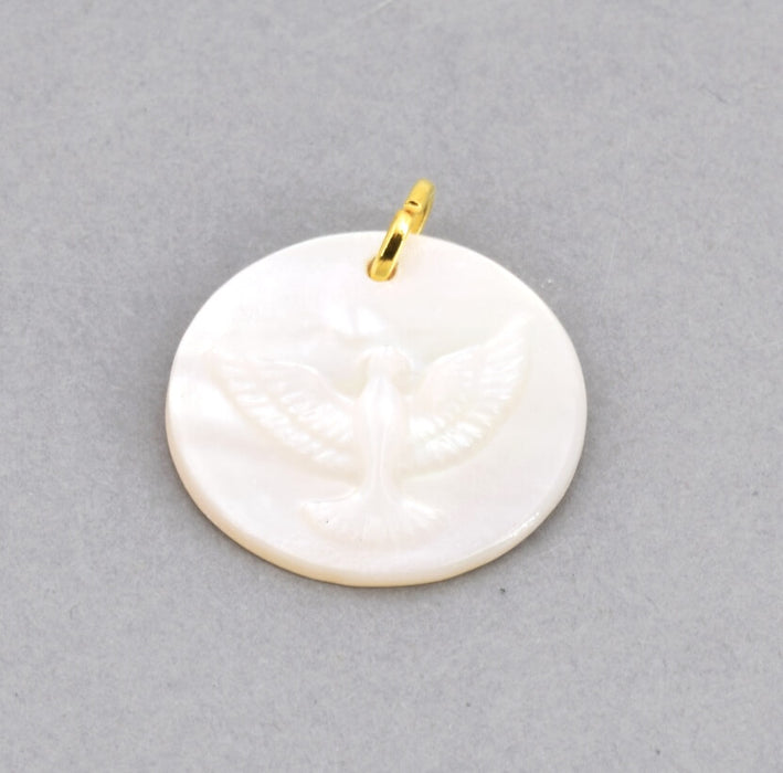 Medal, charm white shell with engraved dove, 15mm, golden ring 4mm (1)