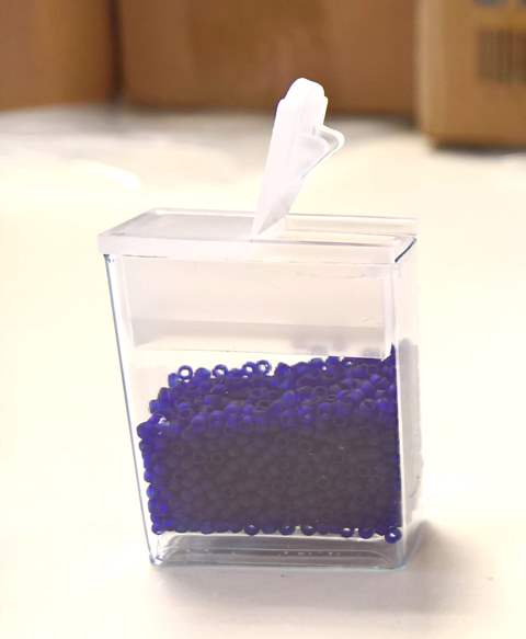 box rect. FLIP TOP- (3,5cmx2,5cm) SMALL ideal for 5gr of Toho treasure and Toho 15 (2)