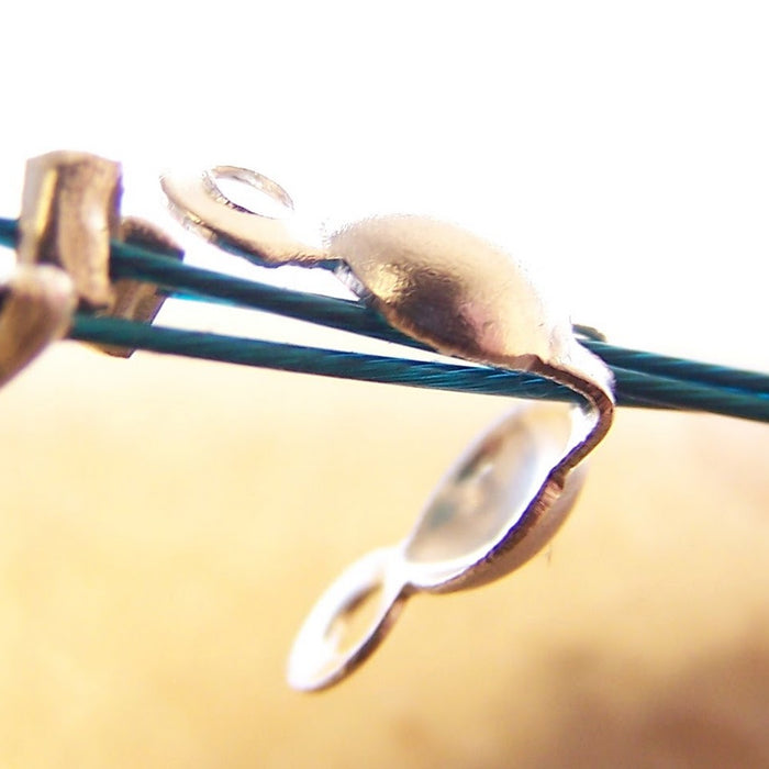 Utilisation d'un cache-noeuds pour finir un Collier ou un Bracelet.