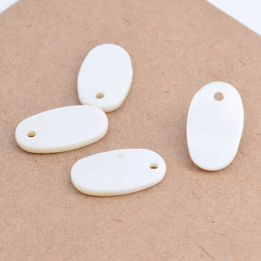 White Shell Oval Pendant 17x10mm (4)