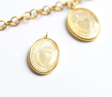 Pendant natural white shell engraved sacred heart set with golden plated 20mm hole 2.5mm (1)