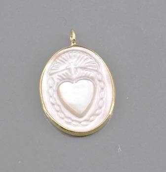 Pendant natural white shell engraved sacred heart set with golden plated 20mm hole 2.5mm (1)