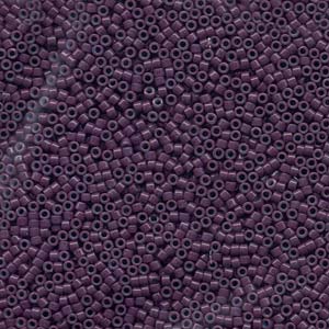 DB662 -11/0 delica bead dyed dark mauve- 1,6mm - Hole : 0,8mm (5gr)