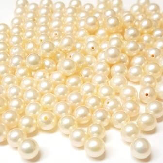Freshwater pearl half drilled Cream 4mm (2)